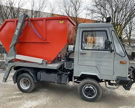 Multicar láncos emelőrendszer kiskonténerrel – referenciafotó